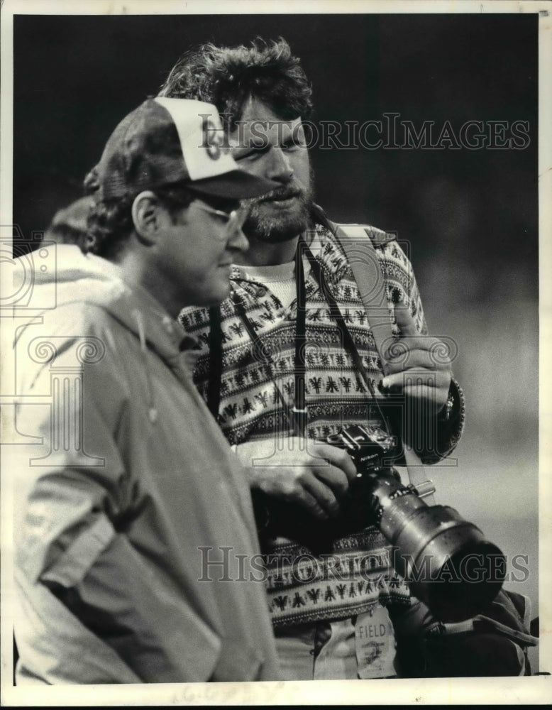 1980 Press Photo Browns Jerry Sherk and His Doctor Dr. John Bergfeld on Sideline - Historic Images