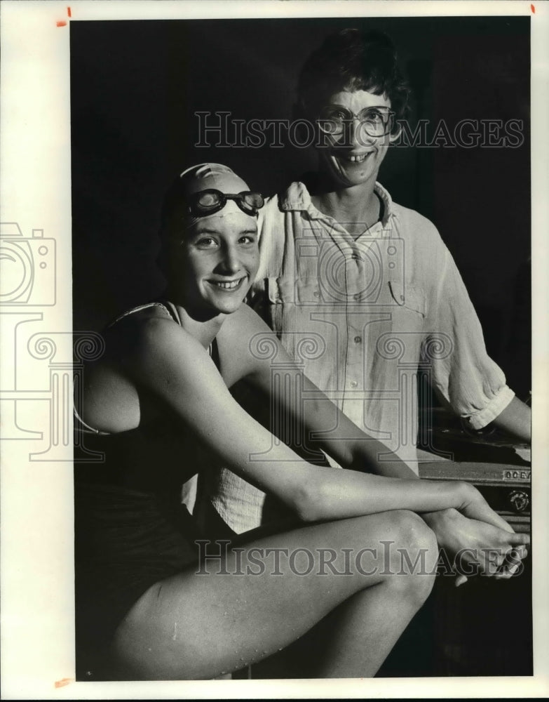 Press Photo Beth Washut swimmer and her mother who is her coach. - cvb46270 - Historic Images