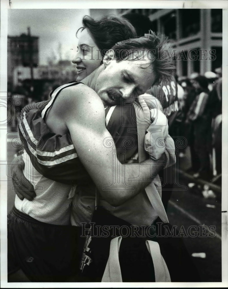 1983 Press Photo Paul Long Hugs Wife Alisa After Finishing Marathon - cvb46292 - Historic Images