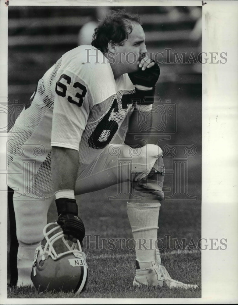 1985 Press Photo Cody Risien Suits Up After Missing All of Last Season - Historic Images
