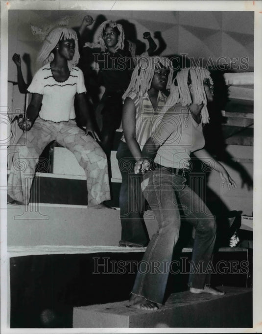 1976, The Wiz That Is play-singers - cvb46376 - Historic Images