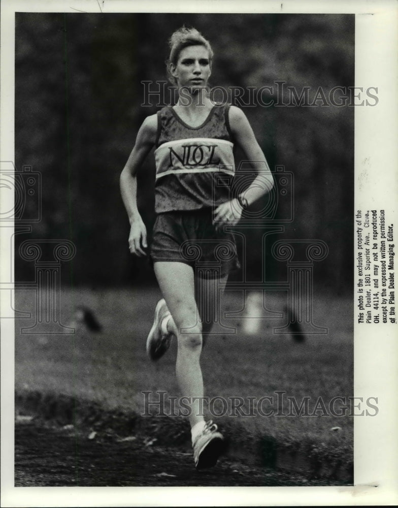 1988 Press Photo Chris Meeks, female cross country star for Notre Dame Cathedral - Historic Images