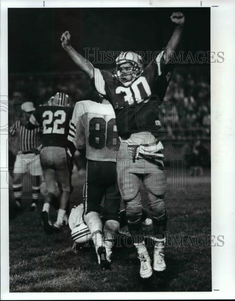 1987 Press Photo Jason Balough leaps as Mentor High kicks field goal in Ohio. - Historic Images