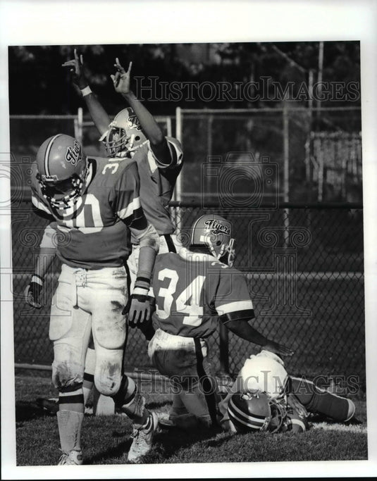 1987 Press Photo John Marshall Punter, Reggie Brown lies on ground after tackle - Historic Images