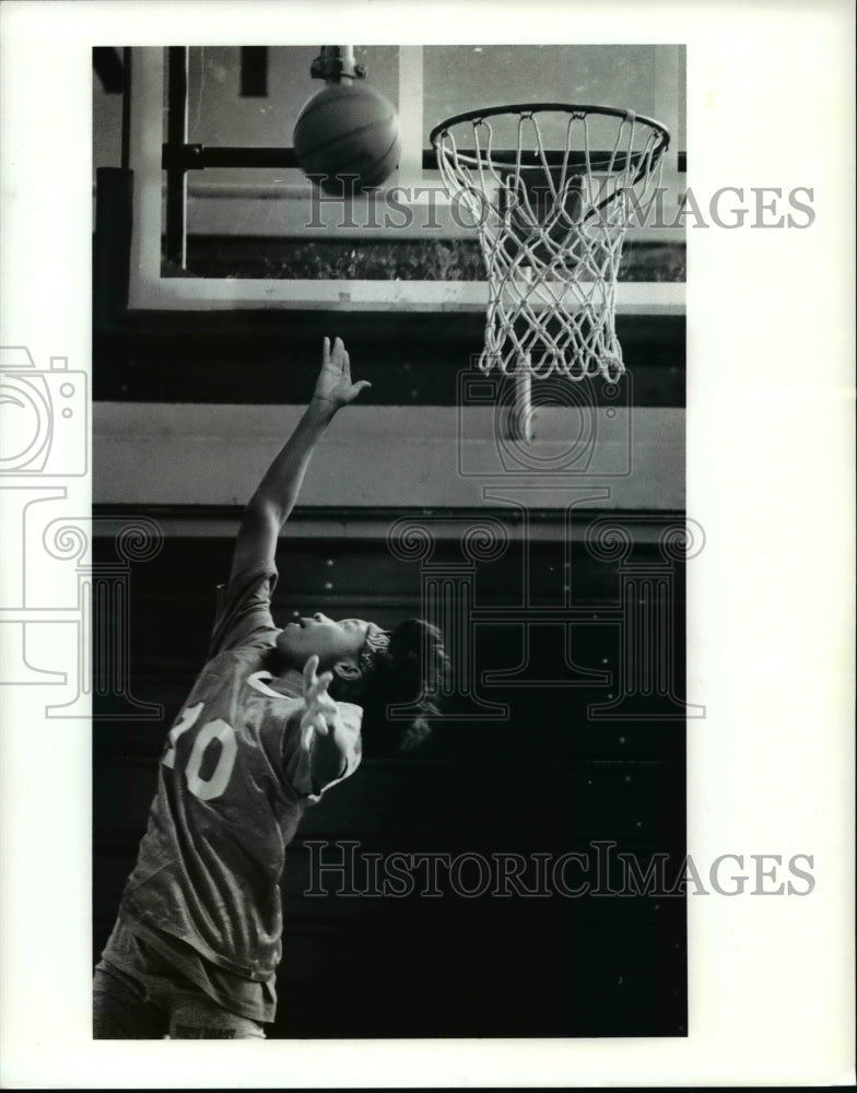 1990 Press PhotoJanetta Graham does an over the head lay up during photo session- Historic Images