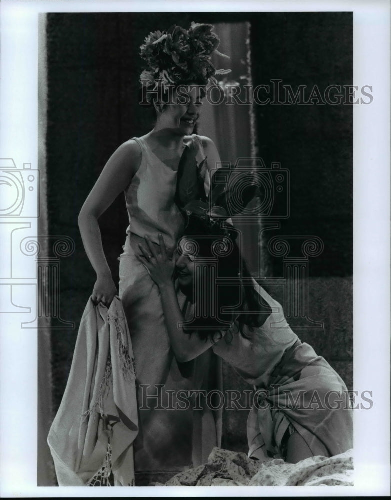 1998 Press Photo Angel Desai and Miriam Laube- Cleveland Play House Yerma play - Historic Images