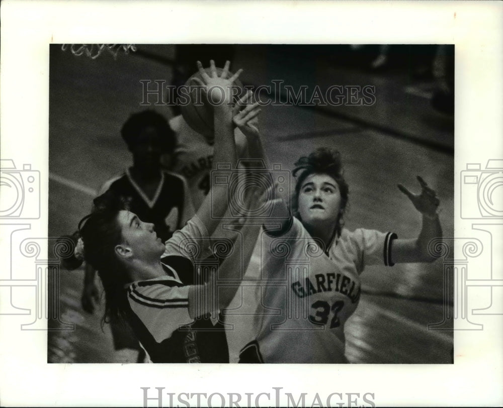 Press Photo North&#39;s Debbie McKinnie and Garfield&#39;s Amy Bowlin-basketball action - Historic Images