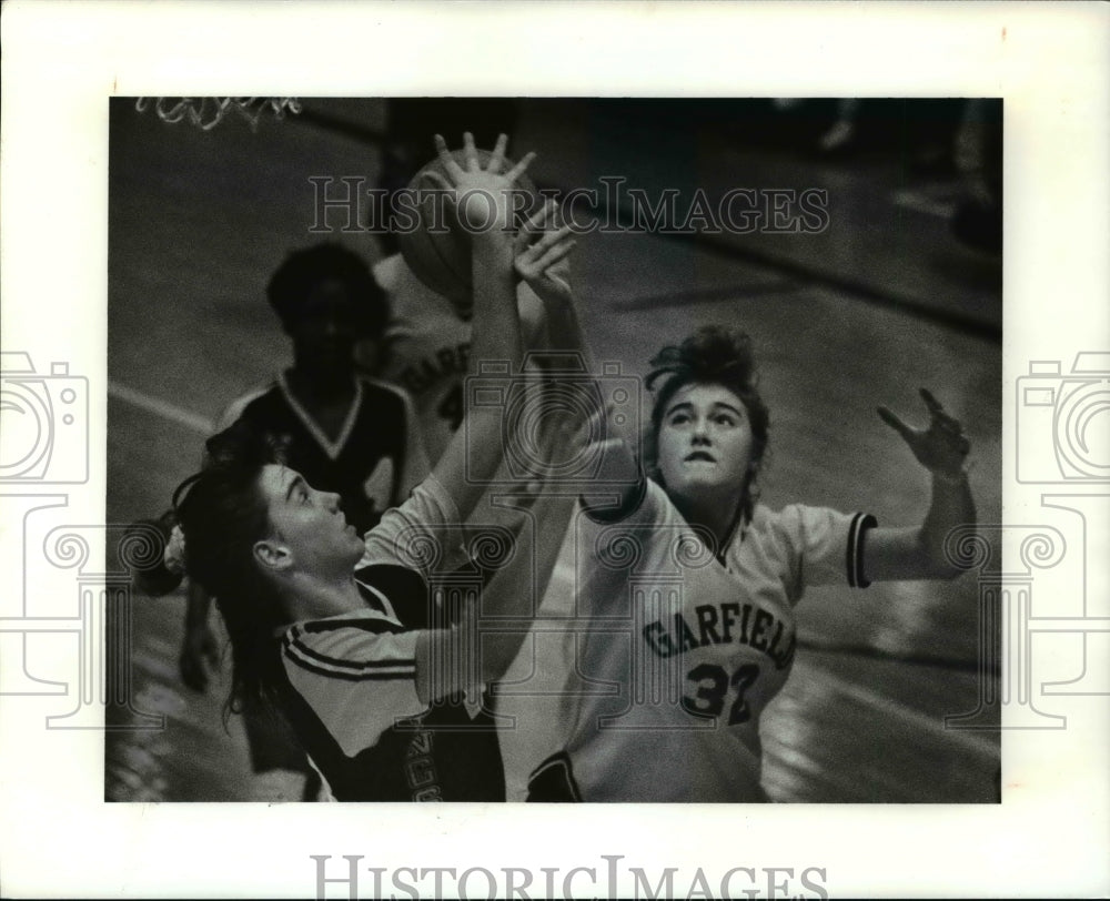 Press Photo North's Debbie McKinnie and Garfield's Amy Bowlin-basketball action - Historic Images