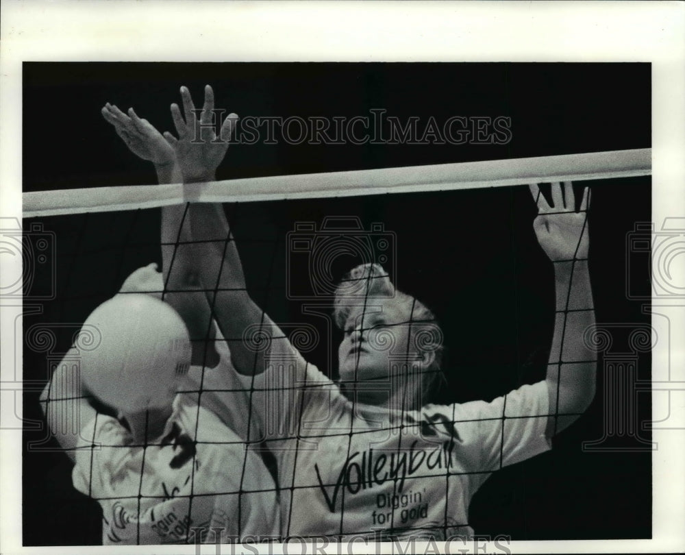 1991 Press Photo Amy Plas spikes the ball in a scrimmage against Elyria West - Historic Images