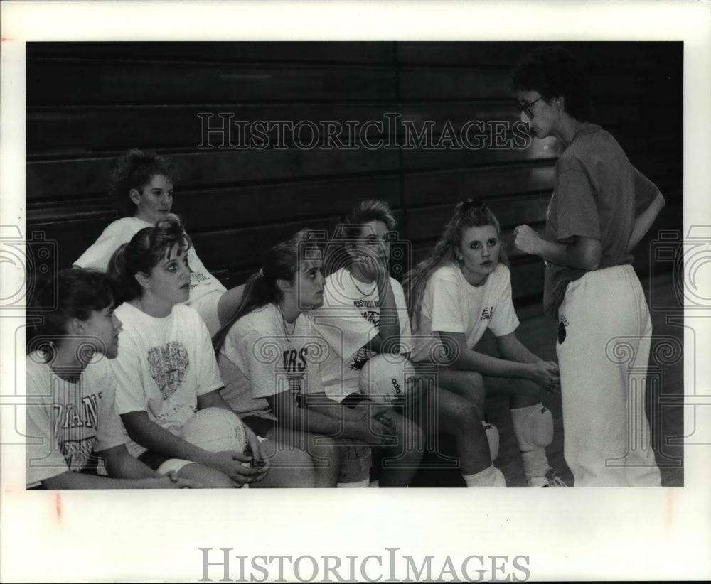 1991 Press Photo Amherst volleyball coach Laurie Cogan addresses her team - Historic Images