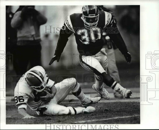 1986 Press Photo Defender Kevin Wyatt runs by Brennan and fails to touch him - Historic Images