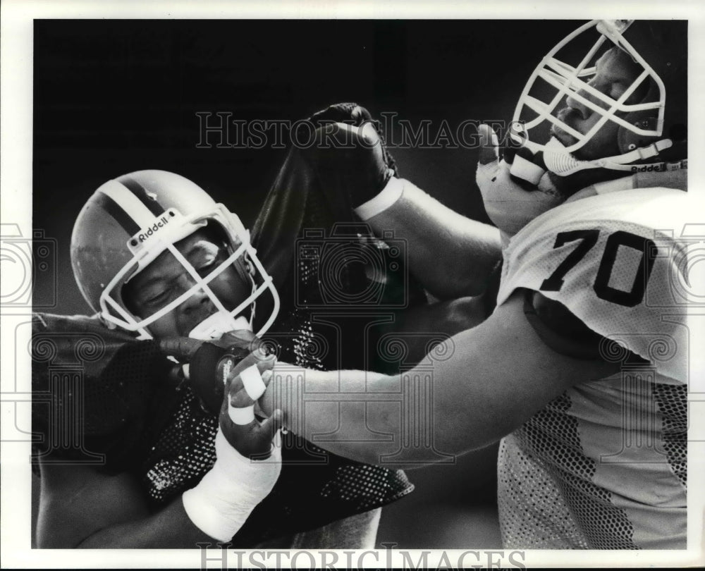 1988 Press Photo Larry Williams Takes on Defensive Lineman Darryl Sims - Historic Images