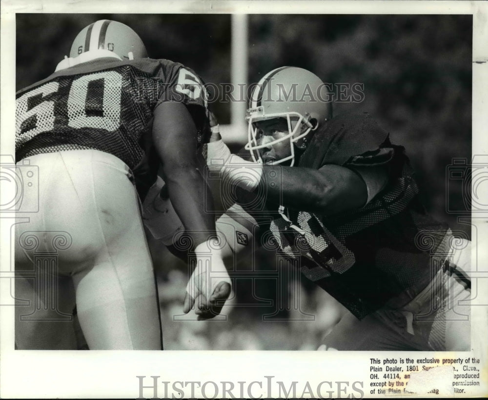 1988 Press Photo Browns&#39; Defensive-End Darryl Sims at Browns training camp - Historic Images