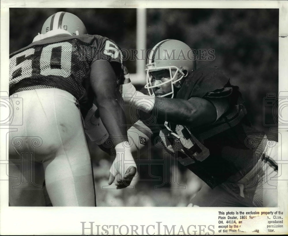 1988 Press Photo Browns' Defensive-End Darryl Sims at Browns training camp - Historic Images