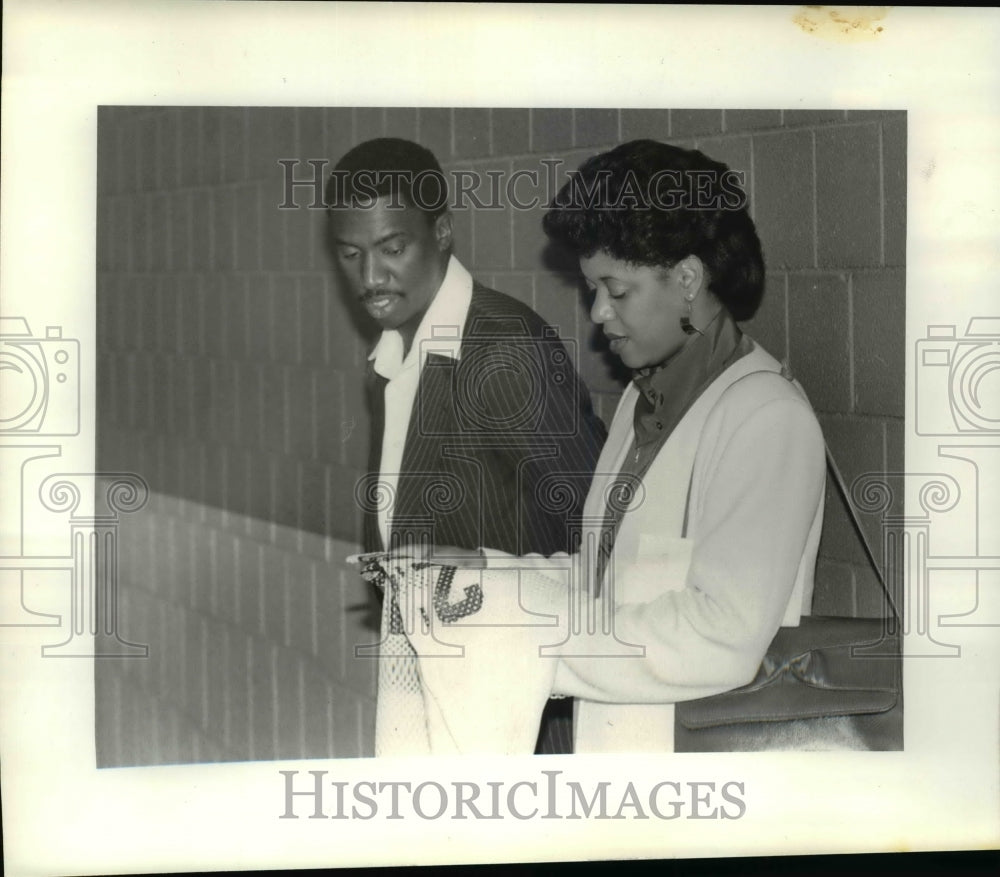 1984 Press Photo Clarence Scott with wife, Regina and his old shirt - cvb46979 - Historic Images