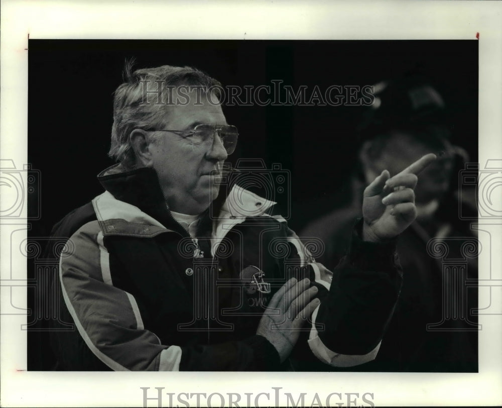 Press Photo Cleveland Browns coach, Jim Shofner gives instructions - cvb46981- Historic Images