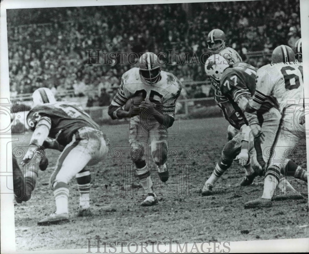 1972 Press Photo Bo Scott gains 5 yards to Bills&#39; Jerry Patton &amp; Dick Cunningham-Historic Images