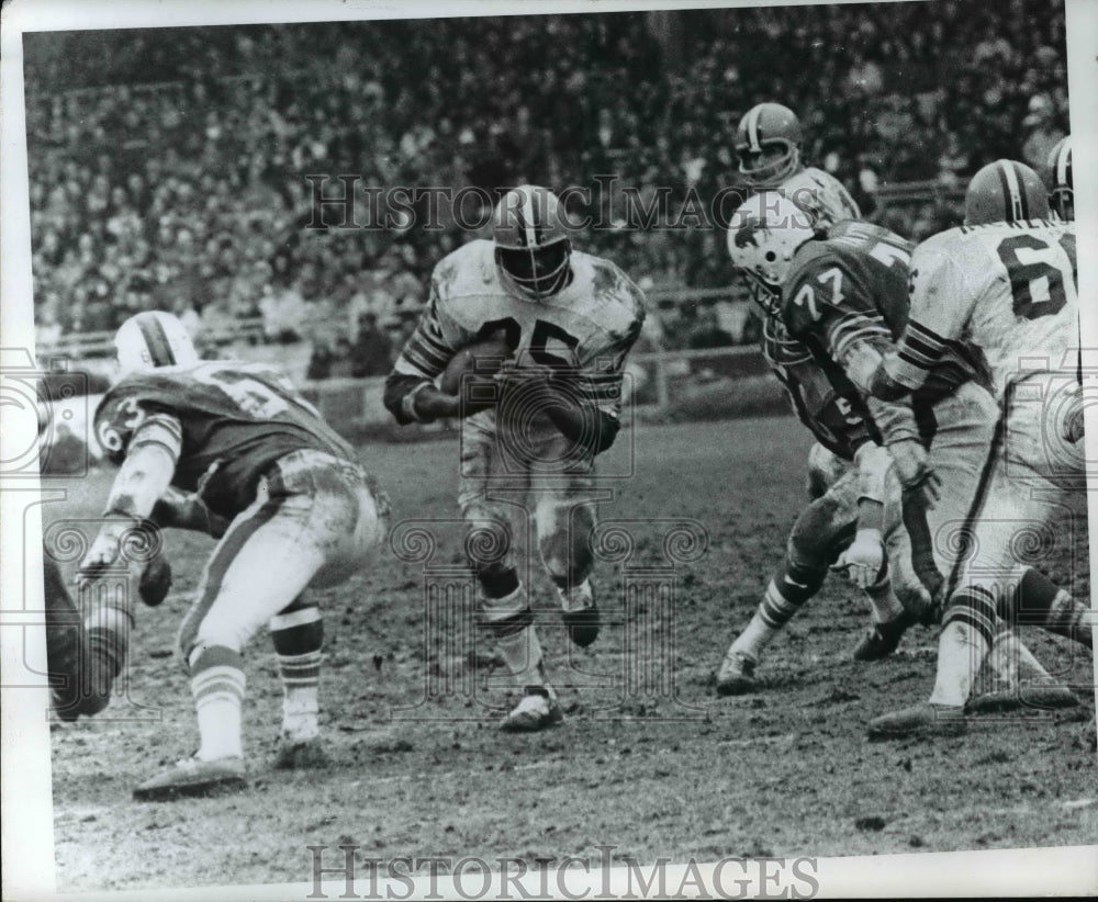 1972 Press Photo Bo Scott gains 5 yards to Bills' Jerry Patton & Dick Cunningham-Historic Images