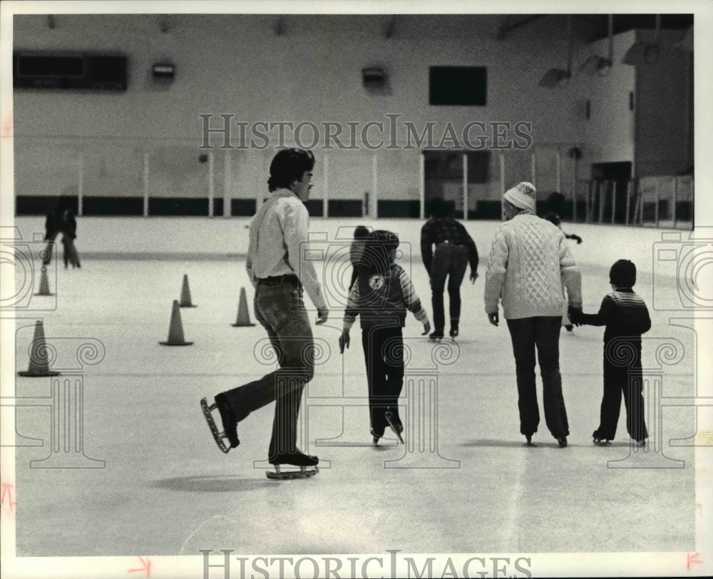 1980 Press Photo Ice skating - cvb46998- Historic Images