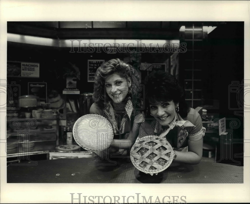 1992 Press Photo Rhetta &amp; Prudie Cupp of Pump Boys &amp; Dinettes, Double Cupp diner - Historic Images