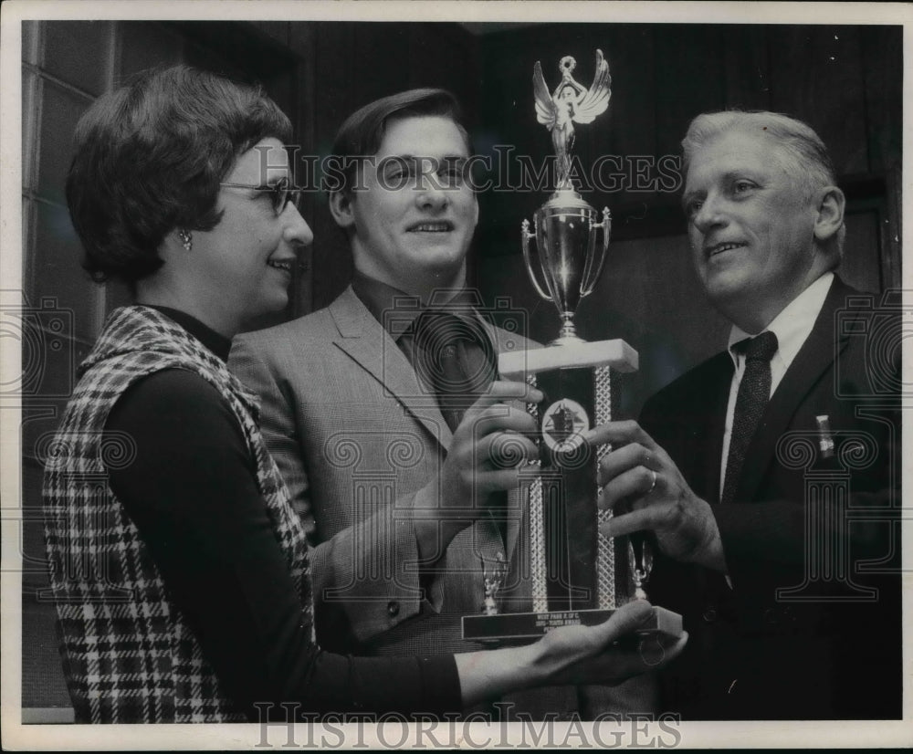 1970 Athlete of the year Pete Sexton with parents Mr. and Mrs. Rober-Historic Images