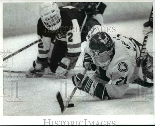 1989 Press Photo Trinity, 21, Chuck Kurilko battle padua, 22, Brian Holzinger- Historic Images