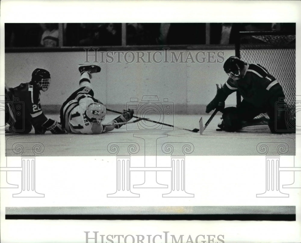 1985 Press Photo Dean Lamb of St. Ed's tries to score as he falls - cvb47093 - Historic Images