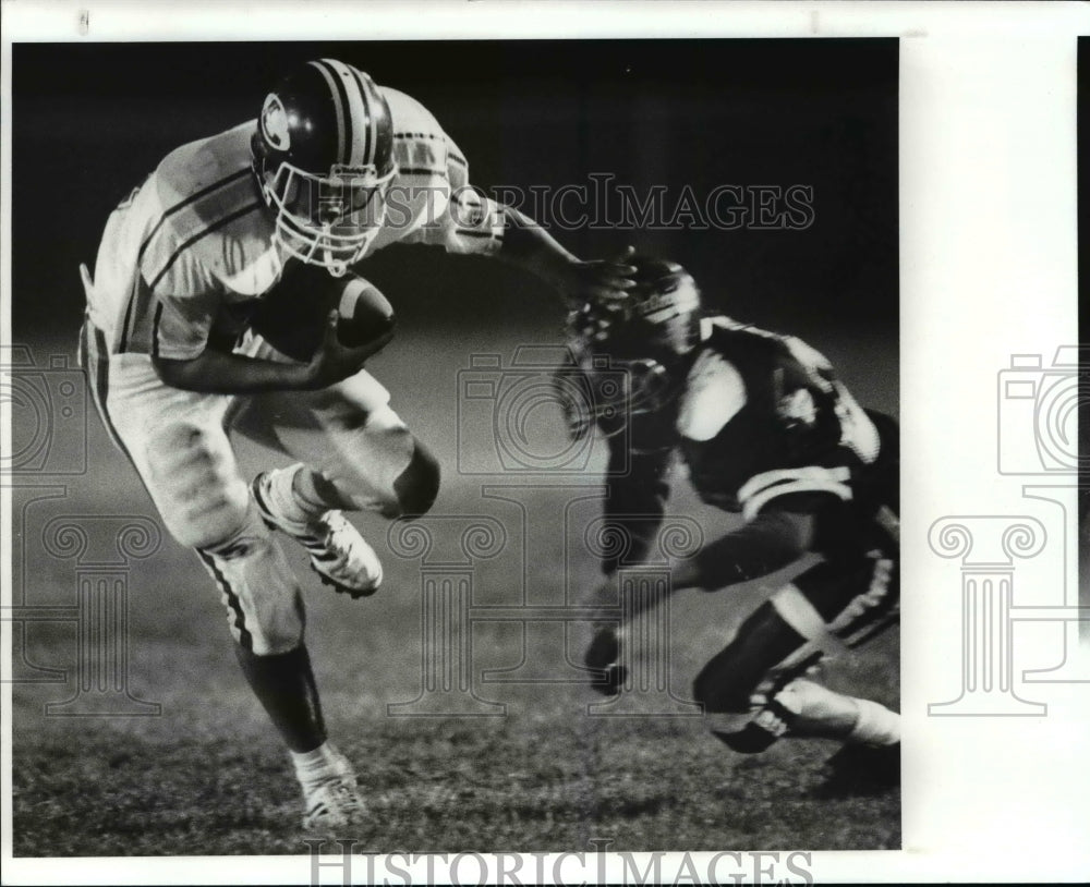 1987 Press Photo Brendan Ryan scores for Lakewood during the 2nd quarter - Historic Images