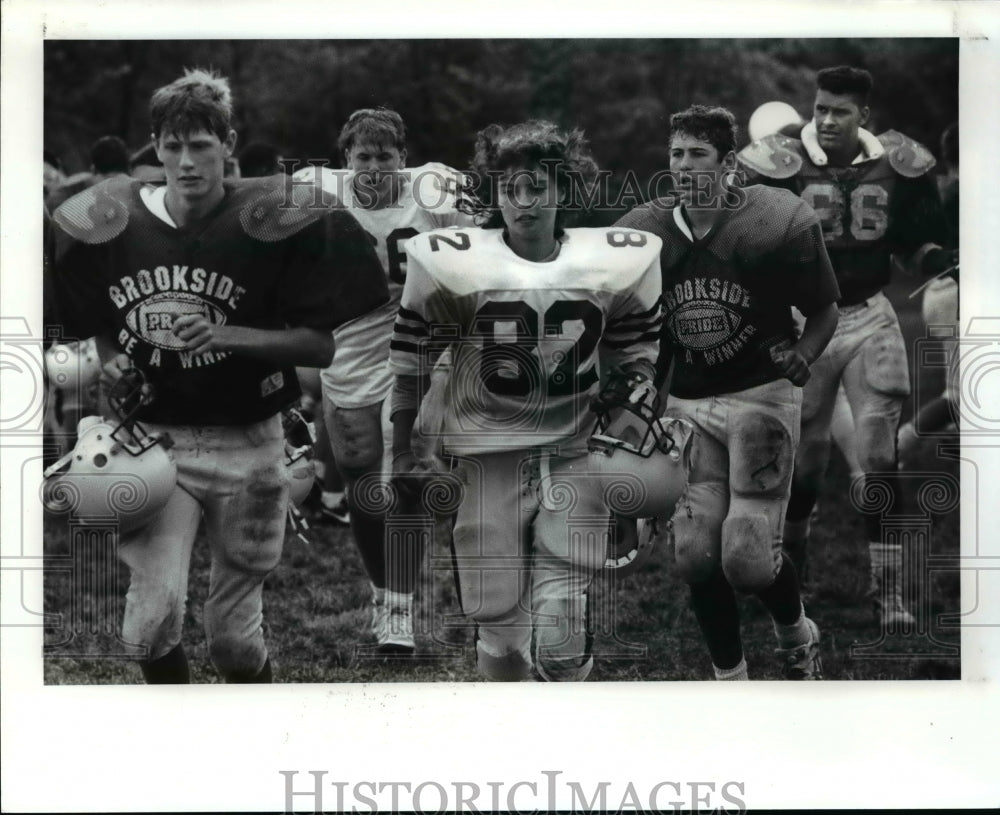 1989 Press Photo Wanda Ballou and Brookside team leave field after practice. - Historic Images