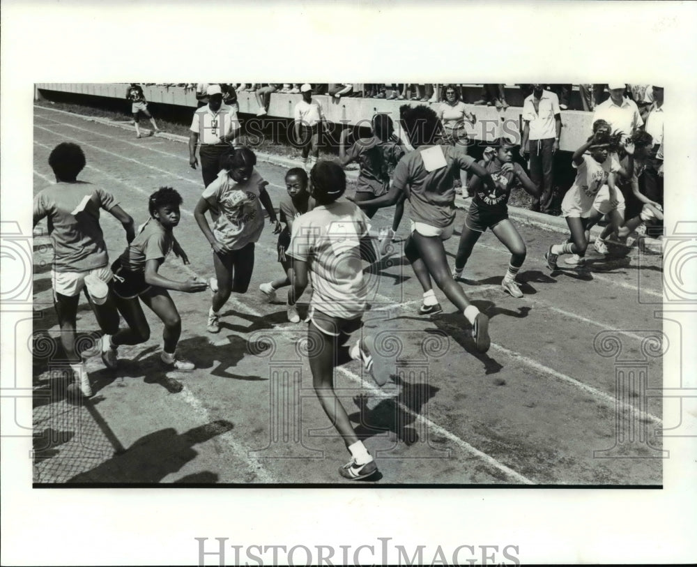 1982 Press Photo Champton Races, action during the girls 13-14 shuttle relay - Historic Images