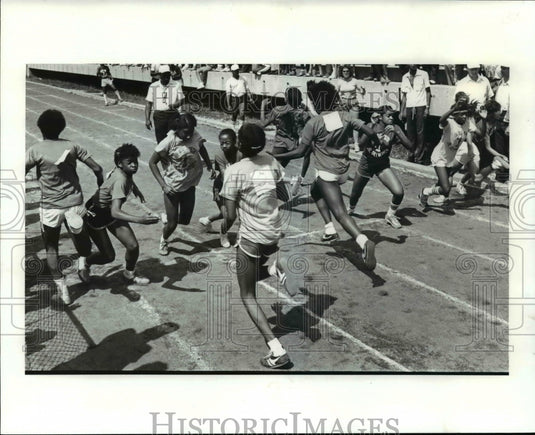 1982 Press Photo Champton Races, action during the girls 13-14 shuttle relay - Historic Images