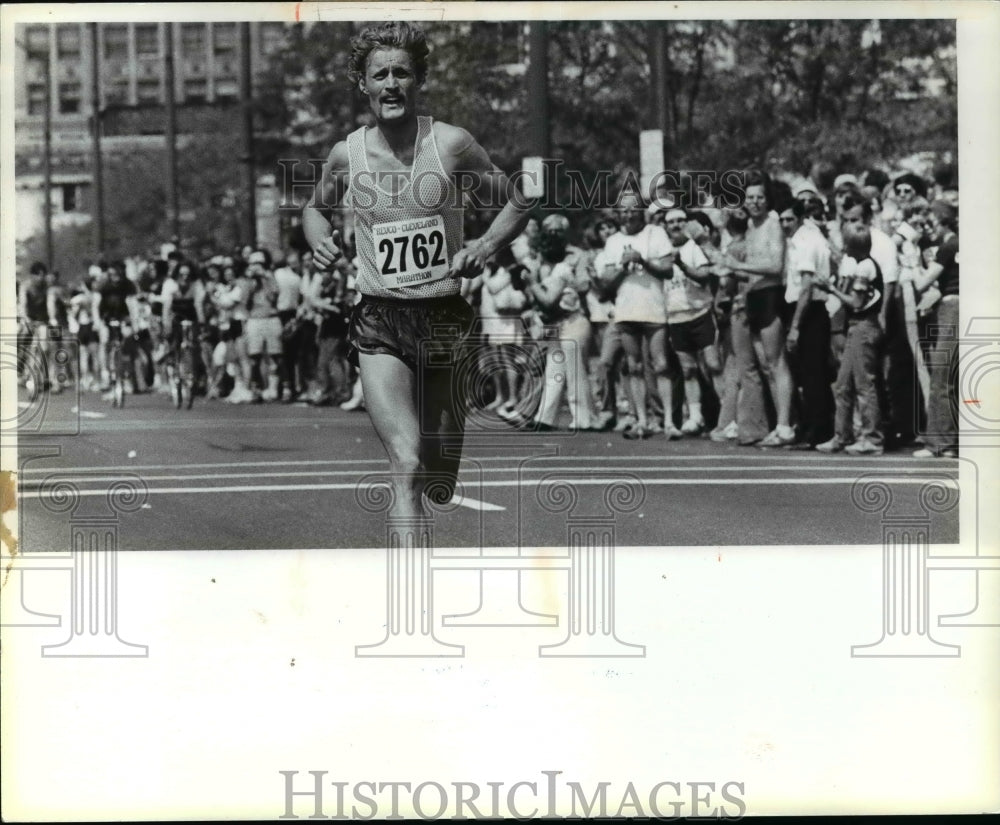 Press Photo Don Howiesin, comes to the finish line in the 26 mile run.- Historic Images