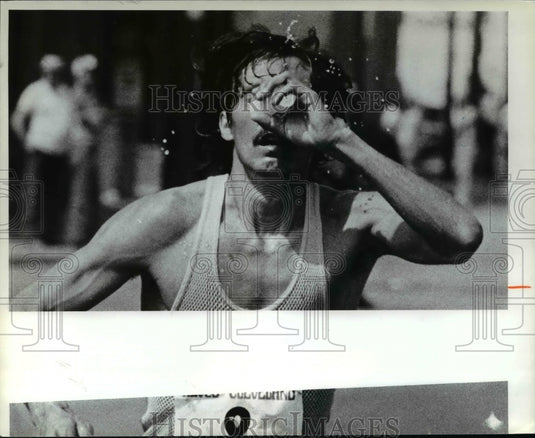 Press Photo Runner No. 8 who finished 3rd in the 26 mile race gets some - Historic Images