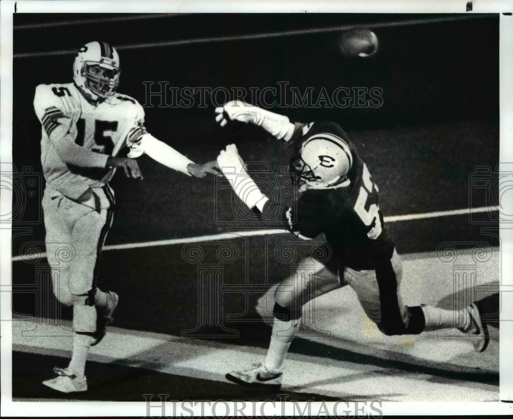 1987 Press Photo Sam Magano avoids safety in the third quarter as he whistles - Historic Images