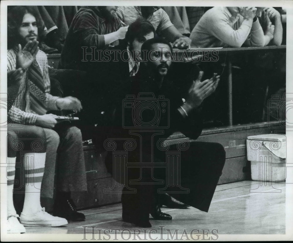 1973 Press Photo Men clapping hands - cvb47170 - Historic Images