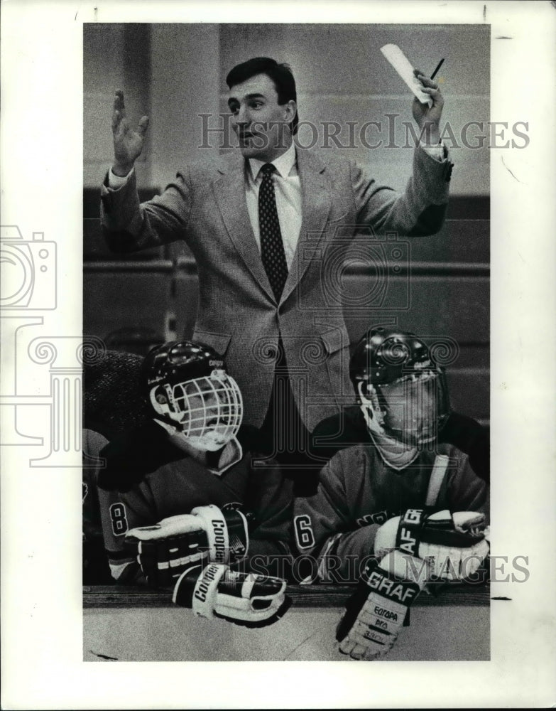 1990 Press Photo North Olmsted hockey coach, Tim Murphy holds up his hands - Historic Images