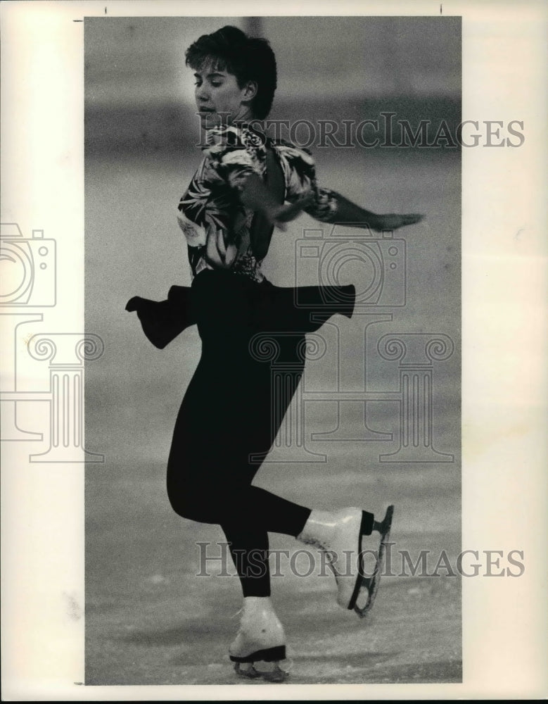 1992 Press Photo Tonia Kwiatkowski during skating practice,Winter Hurst Ice Rink - Historic Images