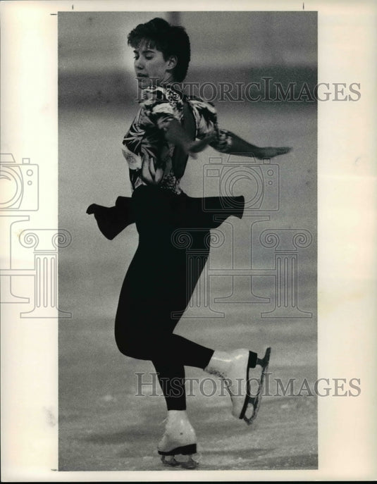1992 Press Photo Tonia Kwiatkowski during skating practice,Winter Hurst Ice Rink - Historic Images