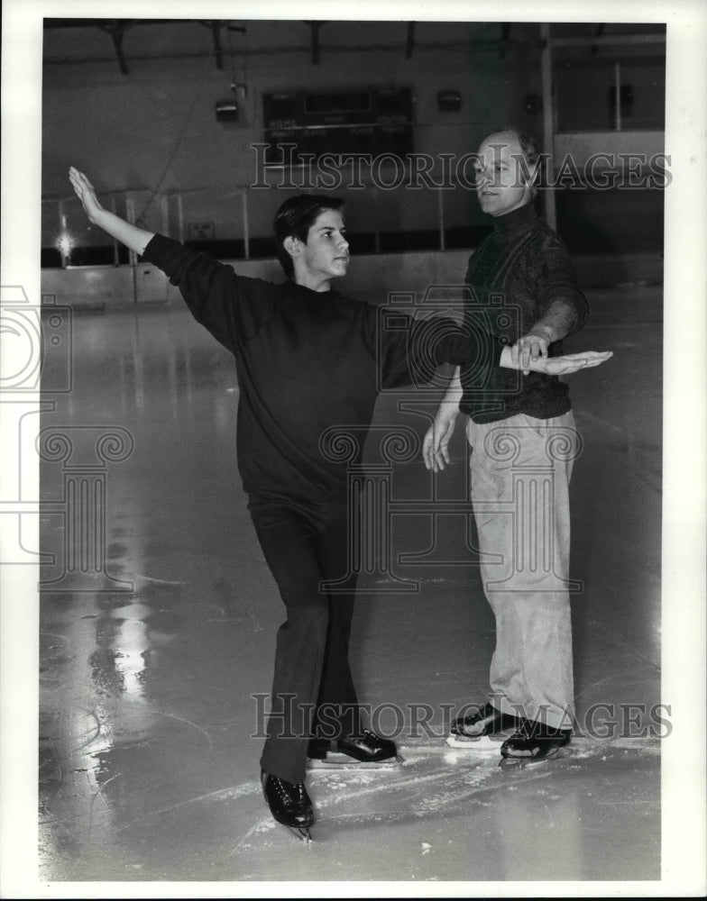 1990 Press Photo Mike Ryan, practicing figure skating with coach Glynn Wats - Historic Images