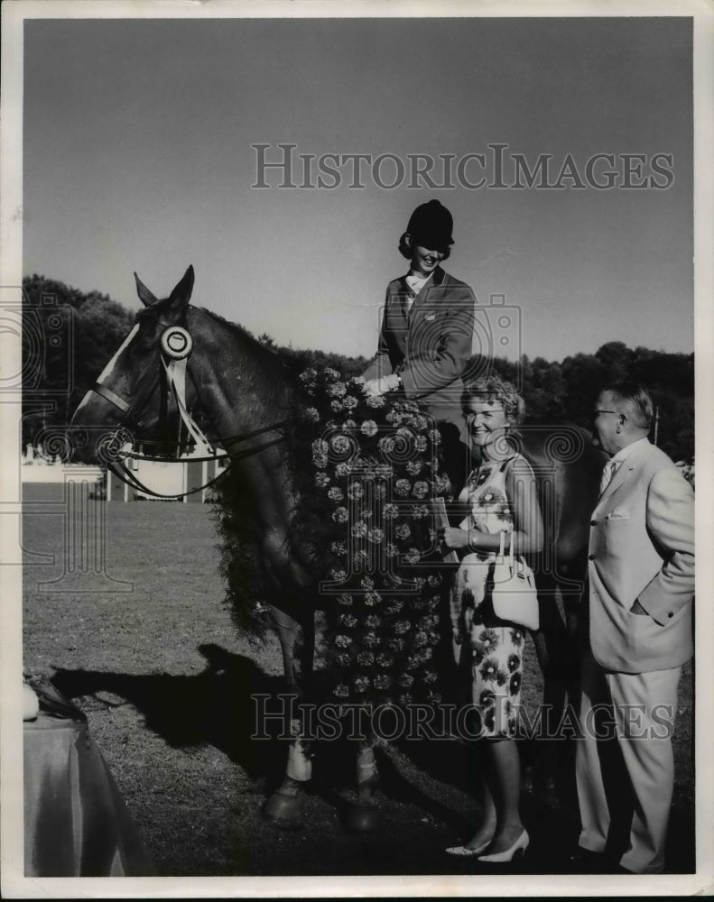 Press Photo Mrs. Mary Mairs Chapot and &quot;Tomboy&quot; of the United States Equestrian - Historic Images