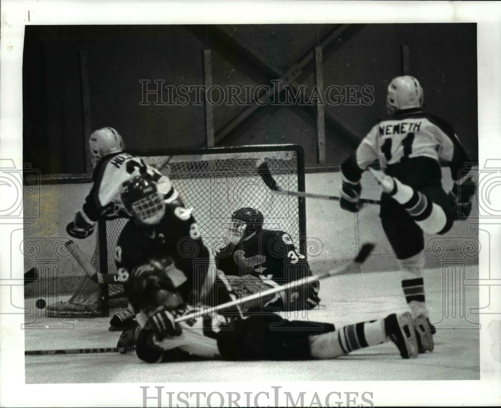 1988 Press Photo Padua Trinity Hockey, Trinity goaly defends Brain Larissey - Historic Images