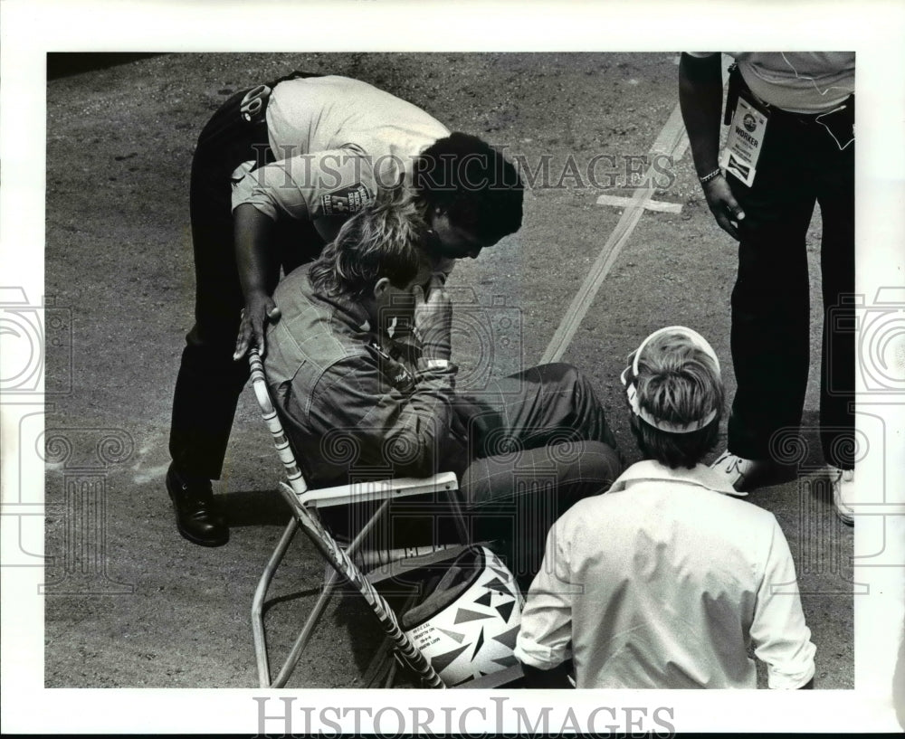 1987 Press Photo Matt McBride of Brea, Calif. sits in a chair and waits - Historic Images