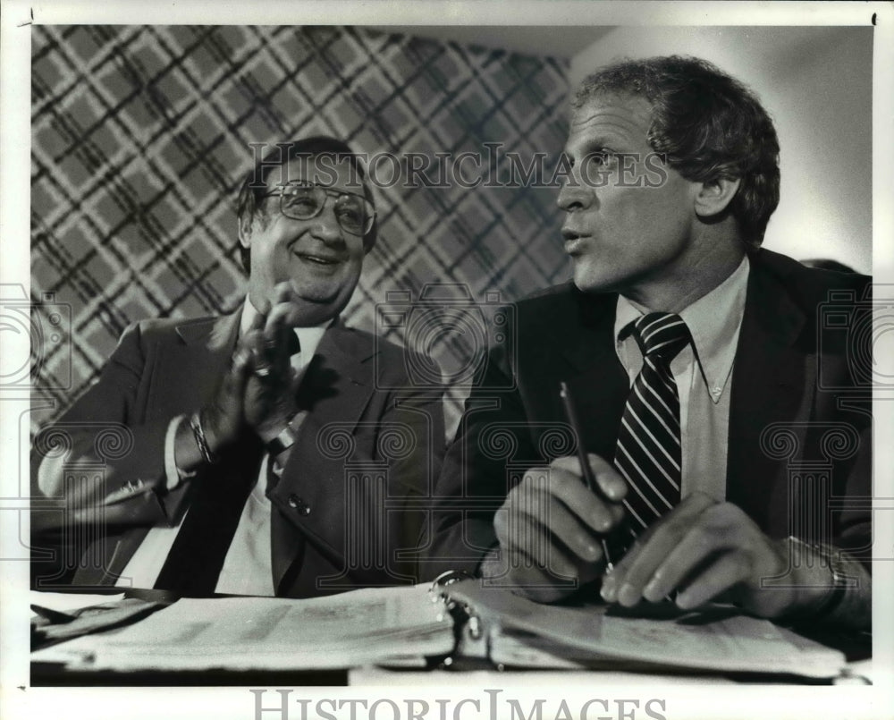 1982 Press Photo Cavs owner Ted Ste-pien (L) and Cavs coach Bill Musseltman (R) - Historic Images
