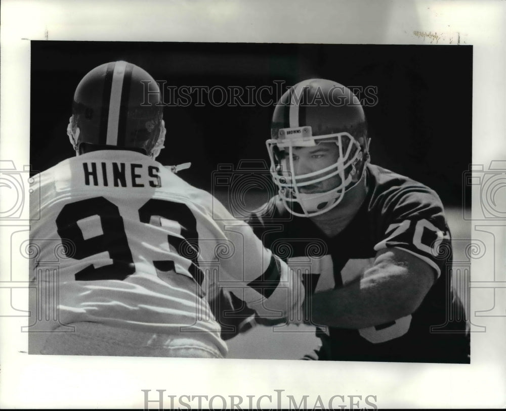 Press Photo John Rienstra blocks John Hines during Browns mini-camp - Historic Images