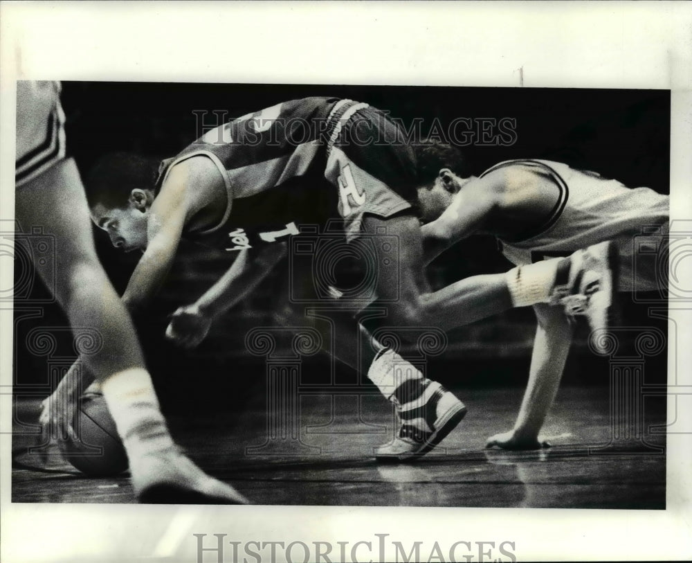 1988 Press Photo Hawkens Ben Davis dives for a loose ball as University Schools - Historic Images