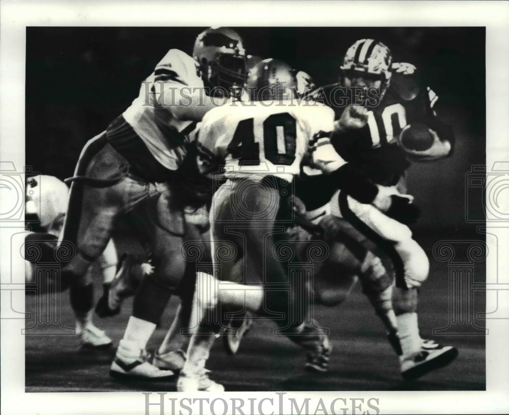 1986 Press Photo Hawkens defense trying to stop Margaretta #10 also 2nd quarter- Historic Images