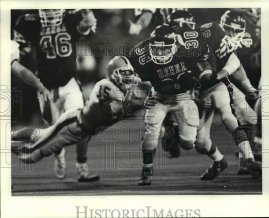 1988 Press Photo Rob Gua, of Berea returns a fumble against Midpark.- Historic Images