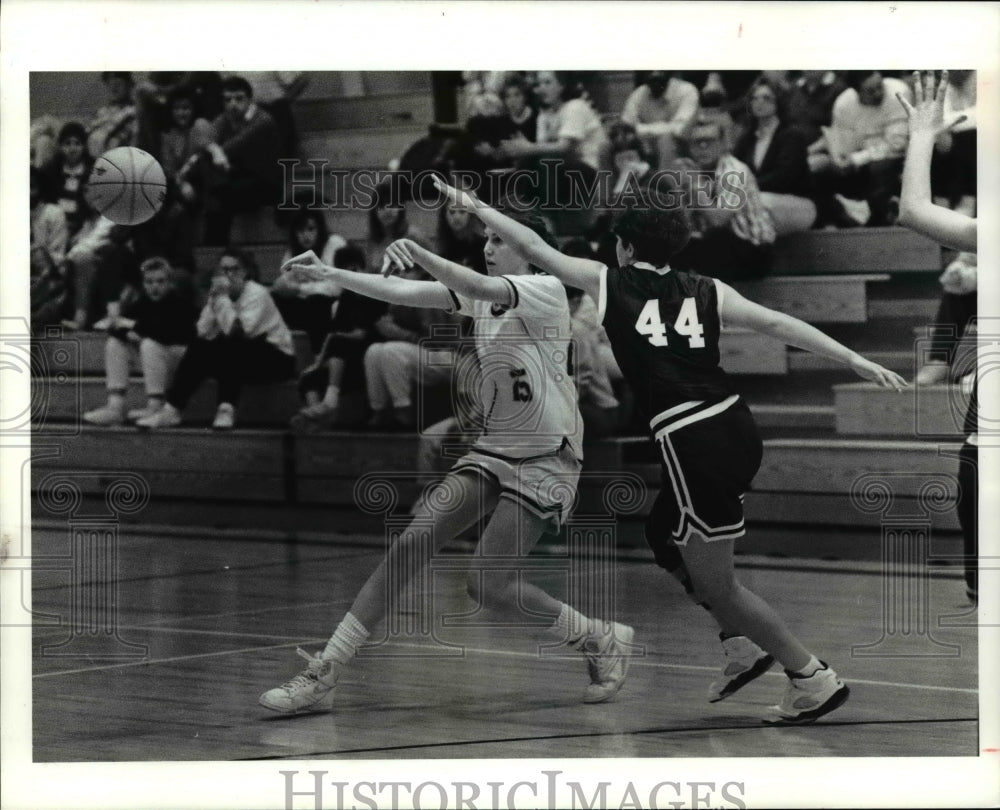 1990 Press Photo Magnificats Katie Spellacy vs Logan&#39;s J. McAllister-basketball - Historic Images