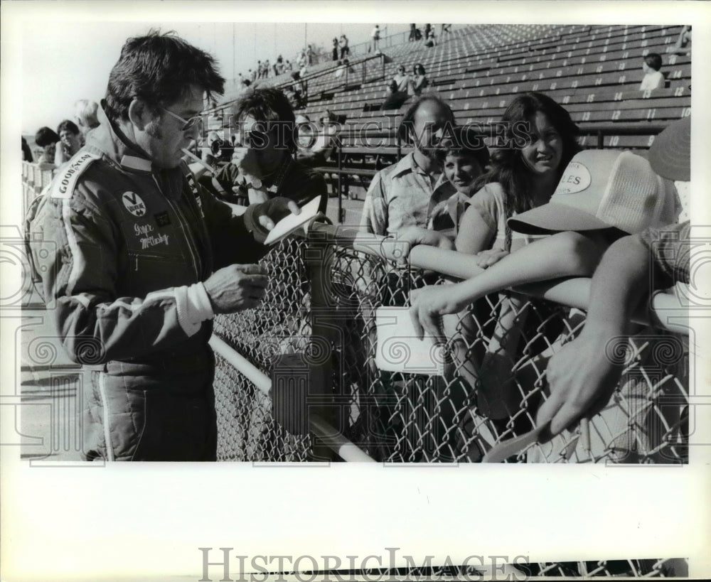 Press Photo Roger McClusky signs autograph for the fans - cvb47482 - Historic Images