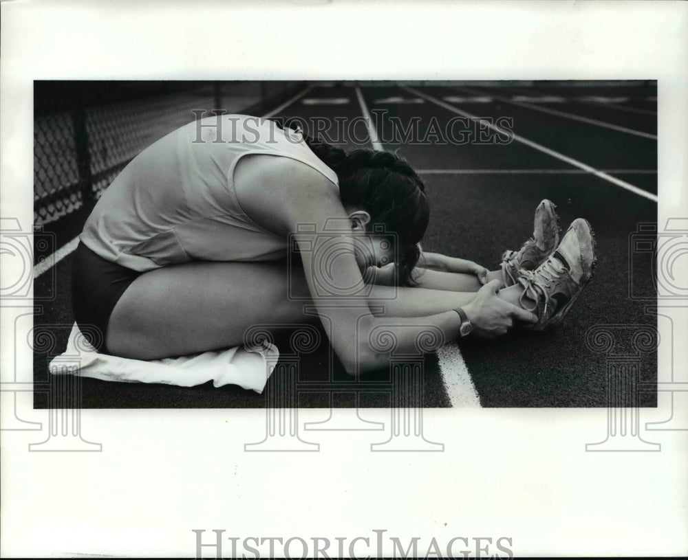 1989 Press Photo Niki Candow does a little stretching before taking a few laps- Historic Images
